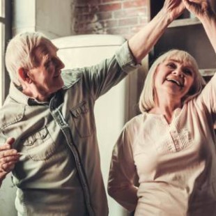 Bailar mantiene en forma el cerebro. Las personas mayores que realizan alguna actividad física de forma regular pueden ver mejorar los signos relacionados con el envejecimiento del cerebro. Concretamente bailar es una de las actividades que los científicos consideran más poderosas y beneficiosas en este sentido.