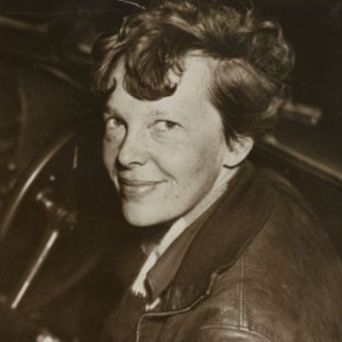 Amelia Earhart: Mujeres en la Historia. En 1932 se convirtió en la primera mujer en atravesar el Atlántico en solitario. Una década antes había conseguido la licencia de la Federación Aeronáutica Internacional, que por entonces poseían solo quince mujeres en todo el mundo.