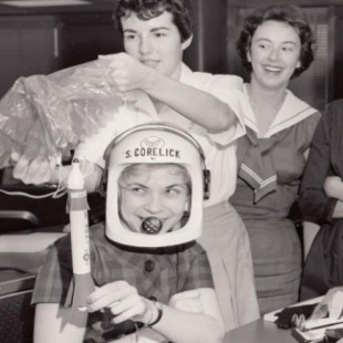 Las mujeres que deberían haber ido al espacio. Un documental saca a la luz una historia poco conocida: la de las trece pilotos que a principios de los sesenta podrían haberse convertido en las primeras astronautas, aunque nunca lo consiguieron. En realidad, no les dejaron.  